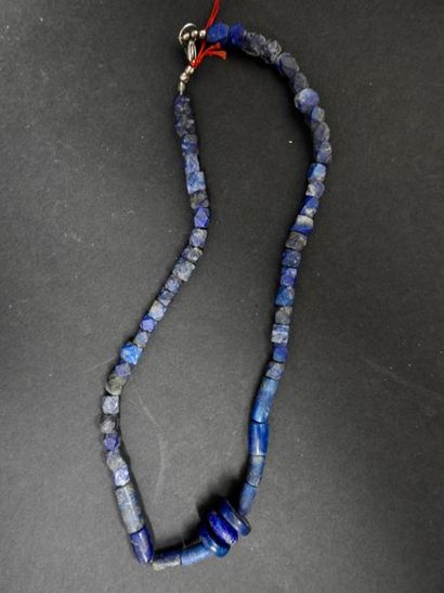 null Collier en lapis lazuli d'époque islamique.Lenv 20cm.
