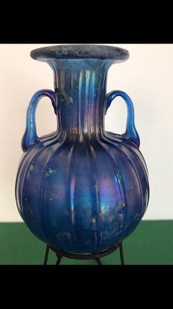 null Vase à panse côtelée bleue intense.Période byzantine ou islamique.H:11,5cm....