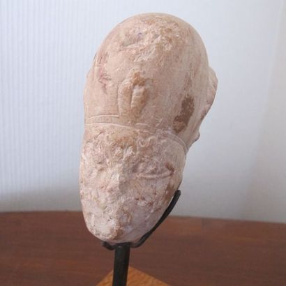null Head of a young pharaoh. Tourah lithographic limestone. H 10.5cm. As it stands...