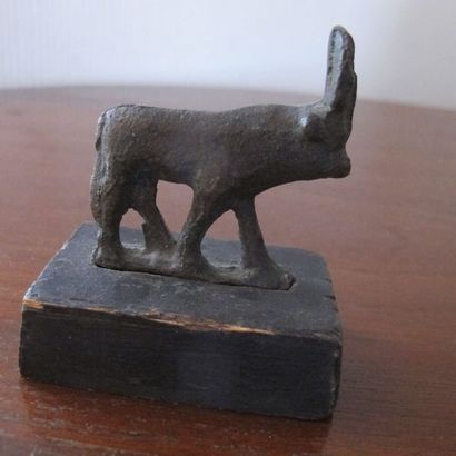 null Statuette of bull Apis. Patinated bronze. Wooden base L 5 cm. Low Era style...
