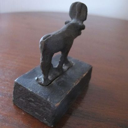 null Statuette of bull Apis. Patinated bronze. Wooden base L 5 cm. Low Era style...