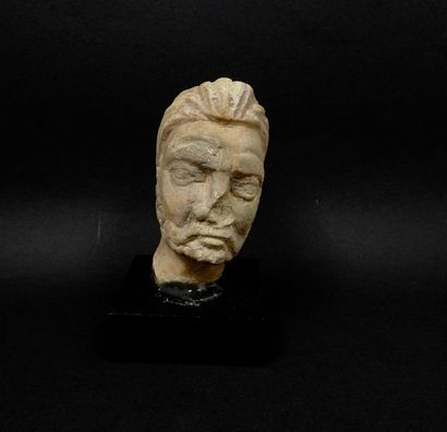 null Bearded head. Alabaster. Greco-Roman style. H: 7cm.