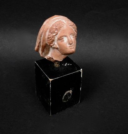 null Thin head with a Greco-Roman veil, terracotta. 4cm high.