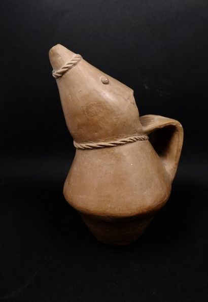 null Rare vase à anse en terre peu cuite incisée de type néolithique des premières...
