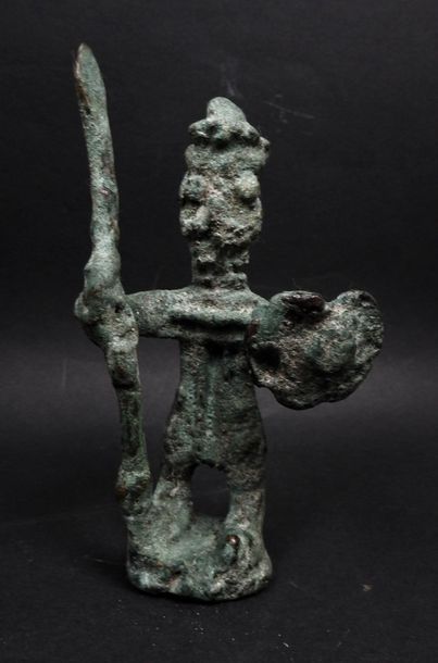 null Guerrier à la lance et au bouclier Bronze.Caucase.
H:13,5cm.
Date 1500 - 2000...