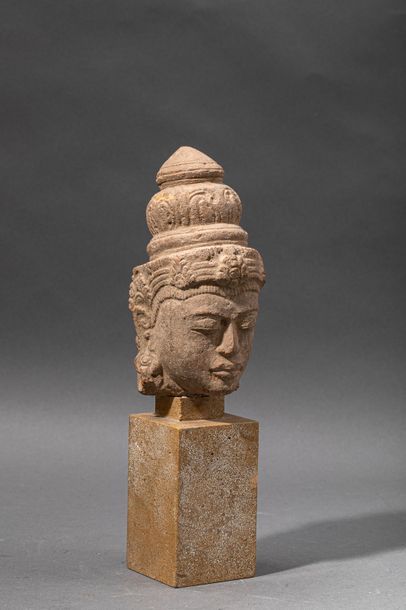 null Tête du Dieu Vishnu.Grès Style khmer.
H:18cm.