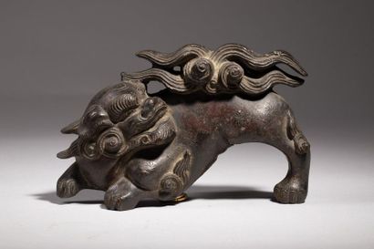 null Ornement en forme de chien de Fô en bronze.
L: 21cm. Chine.
XIXès.