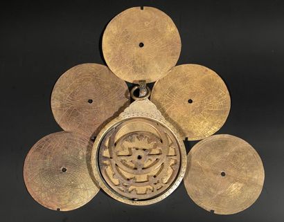 null Astrolabe.Bronze.Période islamique avec inscriptions.
H:24.L:15,5cm.