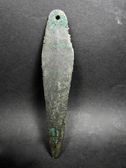 null 
Grande lame de poignard à trou de rivet Bronze 15 cm
Protohistoire française...
