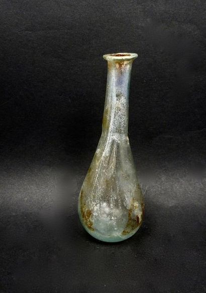 null 
Vase à long col et léger étranglement
Verre 12 cm
Période romaine