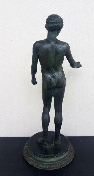 null 
Grand bronze représentant Apollon nu sur un socle rond
Bronze à patine verte...