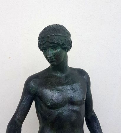 null 
Grand bronze représentant Apollon nu sur un socle rond
Bronze à patine verte...