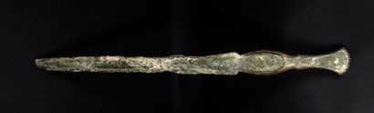 null 
Grande épée à poignée à plaquettes
Bronze 45 cm
Luristan, Ier millénaire avant...