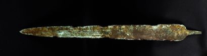 null 
Grande lame d'épée à décor de nervures et soie
Bronze 48 cm
Luristan Ier millénaire...