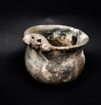 null 
Vase à décor animalier en forme de capridé
Ceramique commune grise 7,3 cm
Luristan...