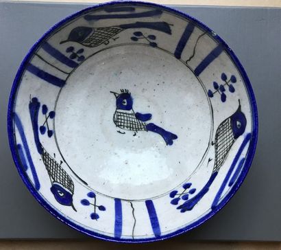null Coupe en céramique argileuse à décor peint bleu et noir sur fond blanc d'oiseaux.
Qajar.Perse.XVII-XIXès.
D:env...