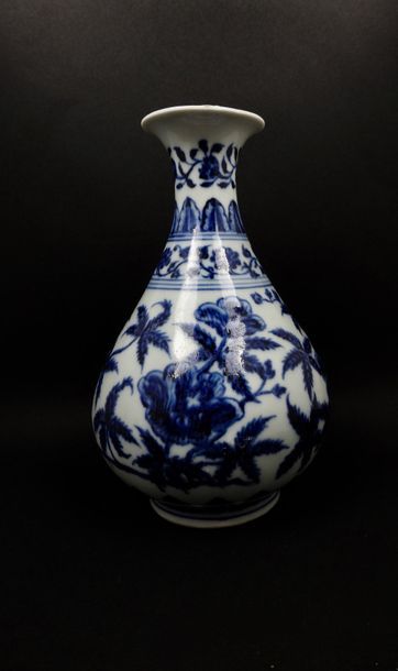null Vase.Porcelaine blanc bleue.Chine.Epoque Qing.
XVII-XIXès.H:18cm.