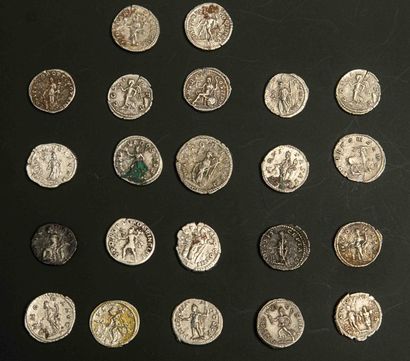 null Vingt deux monnaies romaines.Argent.TTB