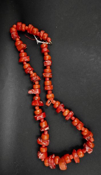 null Collier de perles corail de couleur rituelles Tibet.L: 30cm.