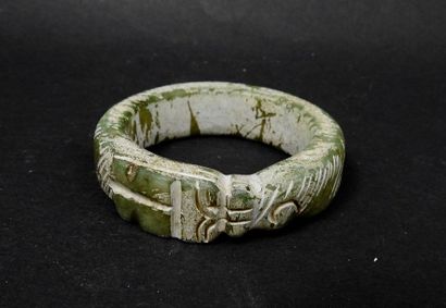 null Anneau ou bracelet représentant le serpent des mondes.Jade néphrite.
Manuport.Epoque...