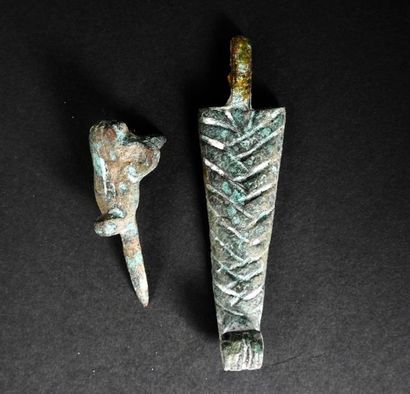 null Two elements in bronze ureus and false beard, from a wooden statue of Osiris,...