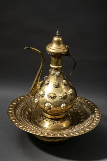 null Important wash-hand basin of rich noble or notable wealth. bronze decorated...