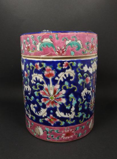 null Tea box in polychrome porcelain from the Qing period.
XIXès.H:17cm.Mark at the...
