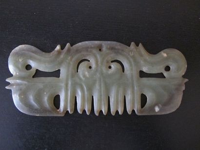 null Pendentif au masque denté («toothed pendant with mask motif»). Jade néphrite....
