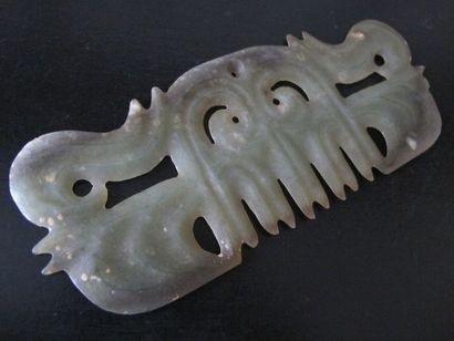 null Pendentif au masque denté («toothed pendant with mask motif»). Jade néphrite....