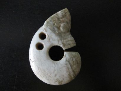 null Amulette au Zhulong («Pig Dragon»). Jade néphrite. L 7.5cm. Double perçage biconique...