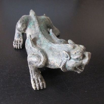 null Statuette de tigre ailé unicorne. Bronze patiné. L 16cm. Env. 760g. Chine. Style...