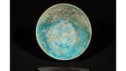 null Turquoise glazed bowl with highlight decoration.
Persia.Islamic period.Circa...