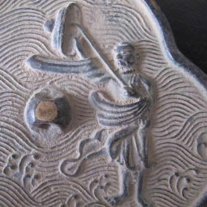 null Miroir trifolié au «coup de vent». Bronze patiné. L 13cm. Chine. XIXe, style...