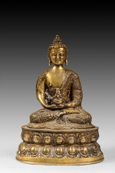 null Bouddha assis sur un socle lotiforme tenant un bol médicinal.Bronze doré.Art...