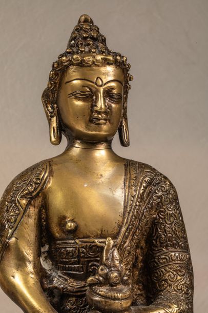 null Bouddha assis sur un socle lotiforme tenant un bol médicinal.Bronze doré.Art...