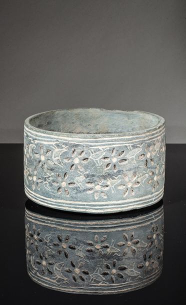 null Cup with fine decoration of incised floral friezes, chlorite.
Persia or Bactria....
