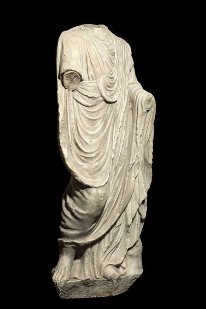 null Male acephalous statue, dressed in a toga. Missing
Marble. As it stands.
In...