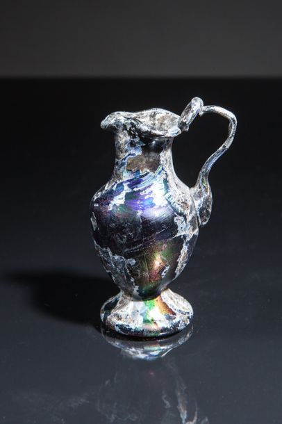 null Fine little jug.
Iridescent glass. End of the Roman period.
H: 7.5 cm.