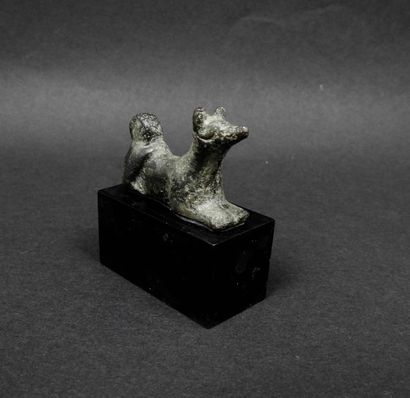 null Dog lying down. Bronze.
Roman period. L: 3,5cm.