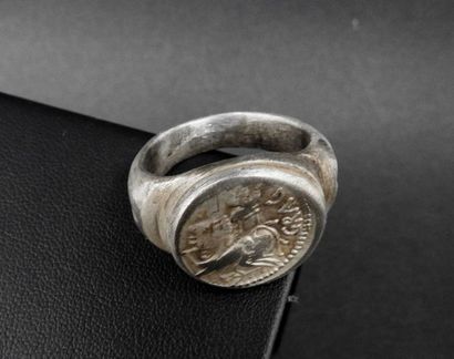 null Powerful ring with a helmeted profile like Roman coins, silver or alloy.