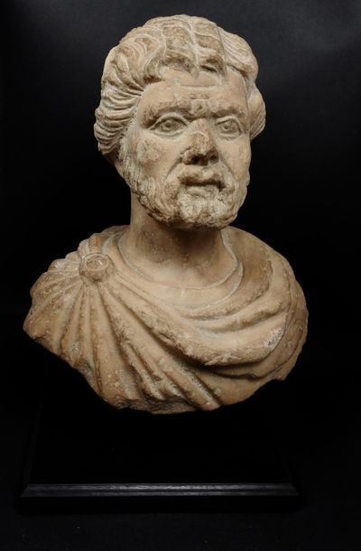 null Buste.Marbre.Dignitaire drapé barbu.Epoque romaine circa 300-500 ap J.C.
H:...