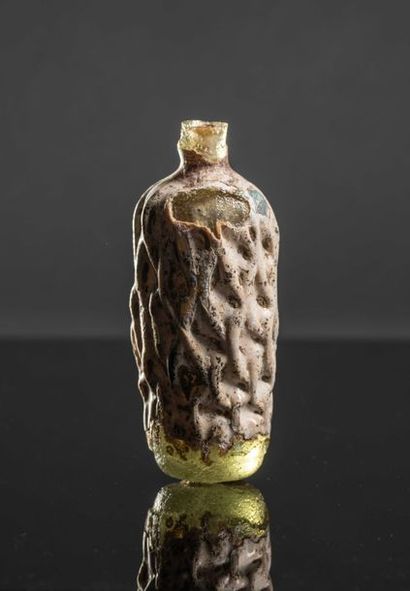null Date-shaped bottle, iridescent glass, late Roman period, L: 10 cm.