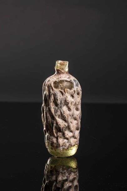 null Date-shaped bottle, iridescent glass, late Roman period, L: 10 cm.