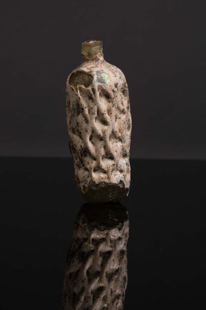 null Date-shaped bottle, iridescent glass, late Roman period, L: 10 cm.