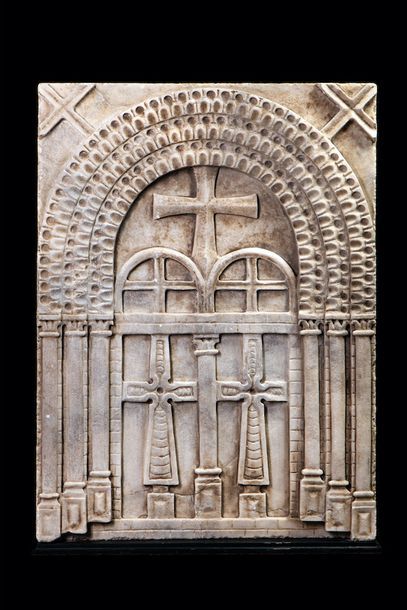 null Relief en marbre orné de croix, et colonnes et arcades symbolisant une basilique.
Epoque...