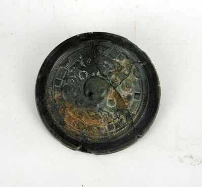null Miroir circulaire en bronze patiné à décor

12,5 cm restaurations

Chine probablement...