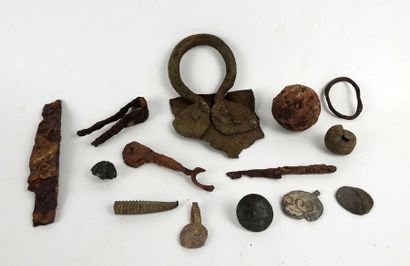 null Important lot d'objets archéologiques, dont lames, forces, clé, grelot et belle...
