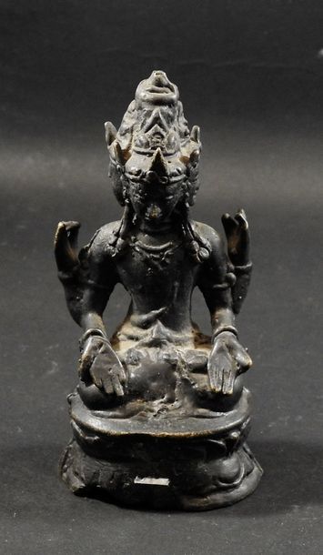 null Dieu Vishnu,l’Unique et 

le Multiple,tricéphale,orné à quatre bras sur un trône...