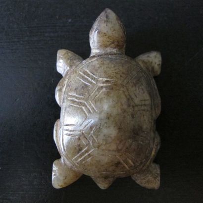 null Lot d’une tortue-pendentif de jade et petit cachet en bronze à la tortue. Jade...