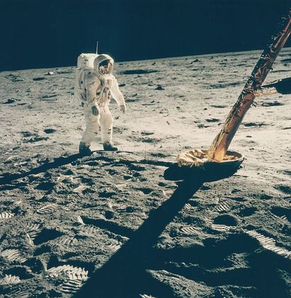 null Nasa. L'astronaute Buzz Aldrin debout devant le module lunaire. 20 juillet 1969.Tirage...